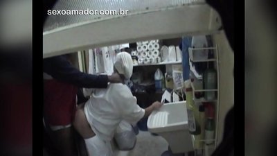 Motoboy has sex with cleaning lady in restaurant between deliveries
